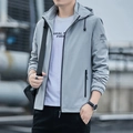 Veste coupe-vent gris clair pour homme avec capuche ajustable et imprimé sur la manche - M / Style Printemps Automne / Gris clair
