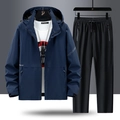 Heren wandelset met donkerblauwe jas met capuchon en zwarte sportbroek voor buiten - M / Blauw + Zwart