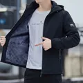 Chaqueta de hombre con capucha negra, forro de felpa gris y estampado en el pecho - M / Estilo con Forro de Felpa / Negro