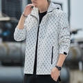 Chaqueta casual con capucha gris claro para hombre con estampado integral de letras B - M / Blanco