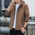 Chaqueta cortavientos marrón para hombre con estampado de monograma y capucha - M / Amarillo Tierra