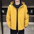 Veste à capuche jaune vif pour homme avec broderie TREND plus et doublure noire contrastée - M / Curcuma