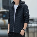 Chaqueta cortavientos con capucha para hombre en negro con patrón de letras B y puños de velcro - M / Negro
