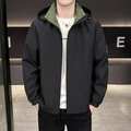 Veste coupe-vent noire à capuche pour homme avec doublure vert militaire et écusson - M / Noir