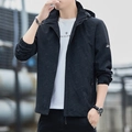 Chaqueta de hombre negra con capucha, estampados de hojas sutiles y tejido cortavientos - M / Negro