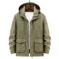 Giacca outdoor verde oliva con cappuccio stile cargo e tasche multiple ricamate - M / Cachi