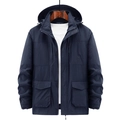 Giacca outdoor da uomo blu navy con cappuccio, quattro grandi tasche e tessuto antivento - M / Blu scuro