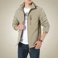 Giacca outdoor da uomo kaki ampia antivento con colletto dritto e tasca sul petto - M / Cachi