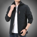 Giacca da uomo nera con cappuccio, tasche con zip funzionali e polsini regolabili in velcro - M / Blu navy