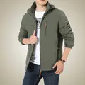Giacca outdoor uomo verde militare con cappuccio, fodera in pile e ricamo sul petto - M / Verde Militare