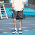 Donkergrijze heren sportshort met gele ritsdetail op een tennisbaan buiten - M / Vulkanisch Grijs