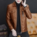 Chaqueta de cuero sintético marrón para hombre de corte ajustado con cuello y cremallera - M / Marrón Regular