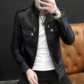 Herren Slim Fit Kunstleder Motorradjacke in Schwarz mit Stehkragen und Schulterklappen-Details - M / Schwarz (Fleece gefüttert)