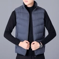 Chaleco acolchado azul oscuro para hombre con cuello alto y cremallera, estilo de invierno - M / Azul claro
