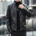 Schmal geschnittene schwarze Kunstleder-Motorradjacke für Herren mit klassischem Stehkragen - L / Schwarz