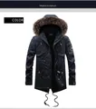 Dettaglio parka invernale da uomo con cappuccio in pelliccia marrone e stemma ricamato - L / Nero