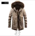 Dettaglio del parka invernale kaki con cappuccio in pelliccia e fodera in pile - L / Cachi