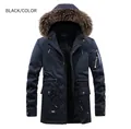 Dettaglio del parka nero da uomo con cappuccio in ecopelliccia marrone e toppa sulla manica - L / Nero