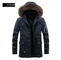 Dettaglio del parka nero da uomo con cappuccio in ecopelliccia marrone e toppa sulla manica - L / Nero
