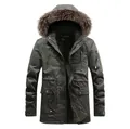 Dettaglio del parka da uomo verde militare con cappuccio in eco-pelliccia e fodera in pile - L / Verde Militare
