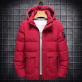 Rote gesteppte Herren-Winterjacke mit Kapuze, Reißverschlusstaschen und Ärmelaufnäher - M / Rot