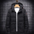 Schwarze Herren Winterjacke mit Kapuze, winddichtem Stoff und modischem Armaufnäher - M / Schwarz