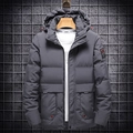 Dunkelgraue dicke Kapuzen-Steppjacke für Herren mit Ärmelabzeichen und Reißverschlusstaschen - M / Grau