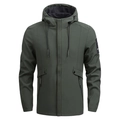 Giacca a vento leggera da uomo con cappuccio verde militare e stemma sulla manica - M / Verde Militare