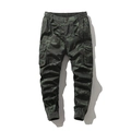 Herren Camouflage Cargo-Hose mit Kordelzug und Taschen-Details auf weißem Hintergrund - EU 28 / Armeegrün