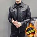 Schlanke Herren-Bikerjacke aus schwarzem PU-Leder mit Wattierung und Klapptaschen - M / Wattiert