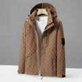 Chaqueta cortavientos urbana marrón con capucha y estampado de monograma para hombres - XS / Caqui