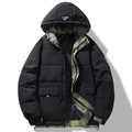 Piumino invernale da uomo con cappuccio nero con fodera mimetica e grafica sulla manica - M / Nero
