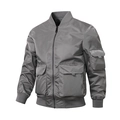 Chaqueta de aviador gris oscuro para hombre con bolsillos tipo cargo sobre fondo blanco - M / Gris