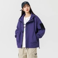 Giacca viola con cappuccio stile montagna con pantaloni cargo funzionali e maglietta bianca - S / Viola