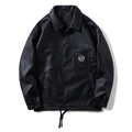 Giacca da uomo in pelle PU nera con colletto a revers, stemma e coulisse regolabile - S / Nero