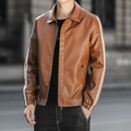 Herren Slim Fit Kunstlederjacke in Braun mit weißen Streifen am Ärmel und Hemdkragen - M / Erdgelb