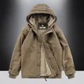 Giacca invernale marrone da uomo con cappuccio e fodera in lana d'agnello stile workwear - M / Cachi