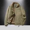 Giacca invernale da uomo verde militare con spessa fodera in pile e cappuccio - M / Verde Fagiolo