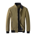 Khakifarbene Herren-Baumwolljacke mit Stehkragen und Rippbündchen in klassischer Frontansicht - M / Khaki