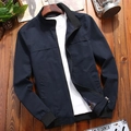 Veste homme bleu foncé à col montant et bords-côtes sur fond en bois vintage - 3XL / Bleu foncé