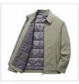 Detailansicht des khakifarbenen Steppfutters und des modischen Schriftzugs der Jacke - M / Khaki