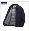 Detailansicht der dunkelblauen Winterjacke mit grau gestepptem Futter und Kragenbesatz - M / Dunkelblau