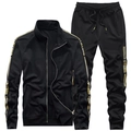 Chándal deportivo para hombre negro con texto Freedom dorado y bandas laterales - M / Negro