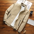 Giacca da uomo kaki con collo alto in twill di cotone lavato su sfondo di legno - M / Cachi