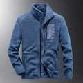 Giacca in pile blu navy da uomo con collo alto e tasca sul petto a contrasto - M / Blu Lago