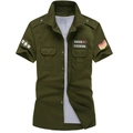 Detalle de camisa cargo verde militar con charreteras y parches bordados en el pecho - M / Verde Militar