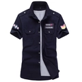 Detalle de las charreteras y parches militares en la camisa de trabajo azul marino - M / Azul zafiro