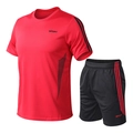 Completo sportivo da uomo con t-shirt rossa traspirante e pantaloncini neri a strisce - M / Rosso