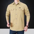Khaki Herren Langarm-Arbeitshemd aus Baumwolle mit zwei Brusttaschen und klassischem Kragen - M / Khaki