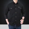 Schwarzes Herren-Arbeitshemd aus gewaschener Baumwolle mit langen Ärmeln und Taschen - M / Schwarz